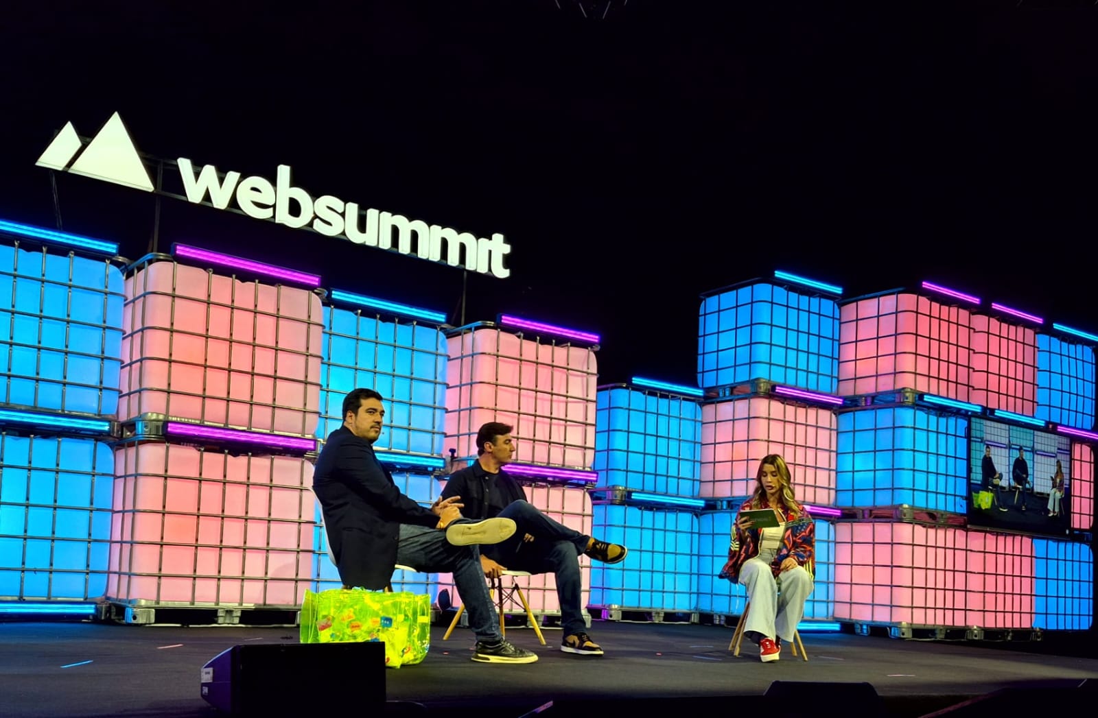 Ivan Martinho e Maurício Toledo no palco do Web Summit Rio 2026 — Fazendo ondas: Reinventando a Liga Mundial de Surfe