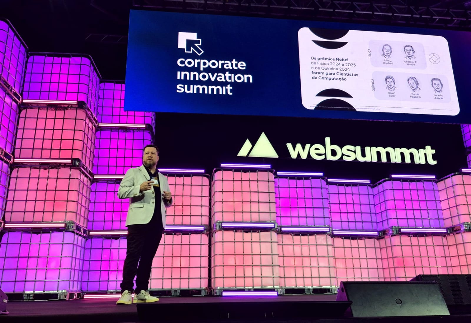 Leandro Angelo no palco do Web Summit Rio 2026