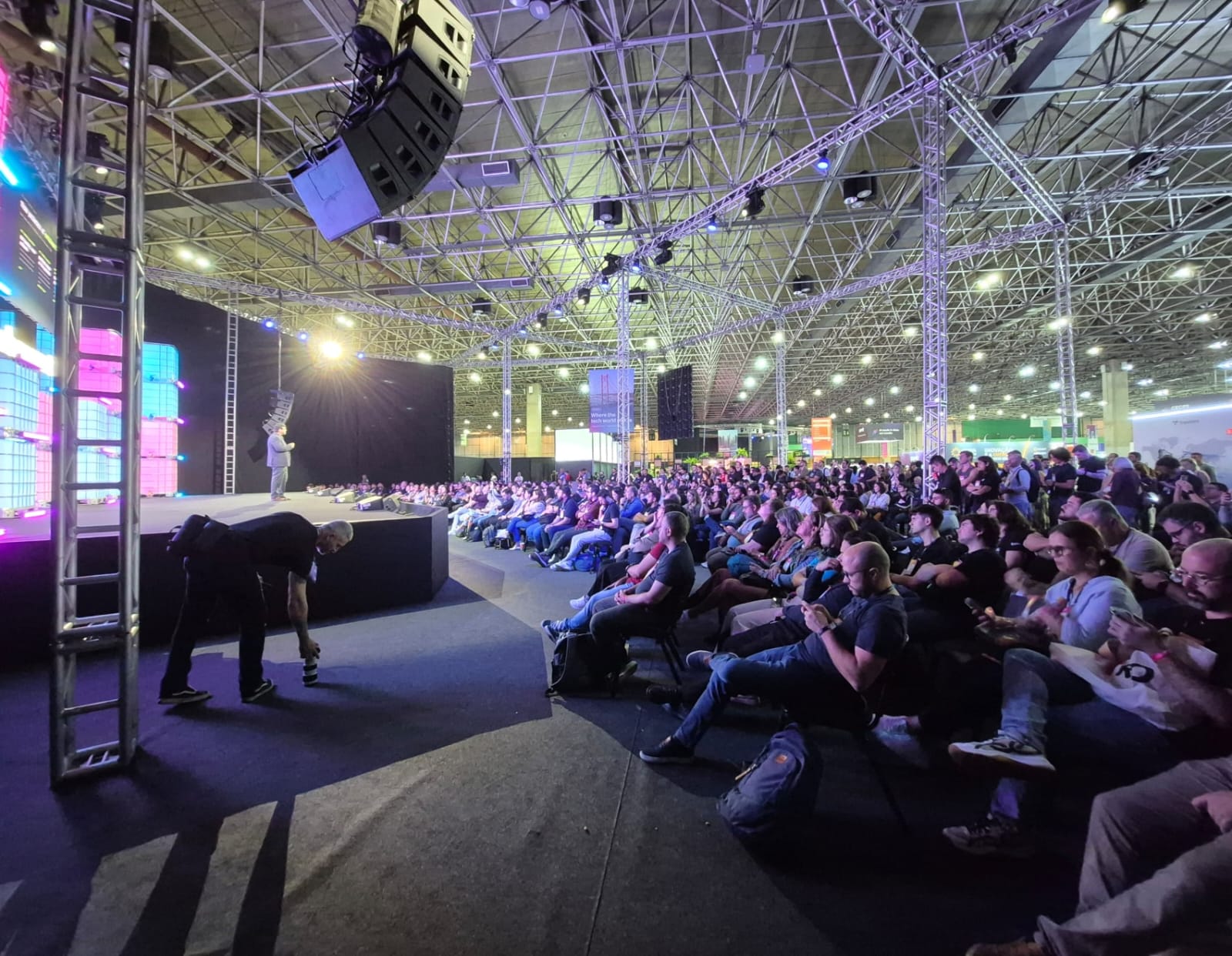 AI Summit — plateia lotada